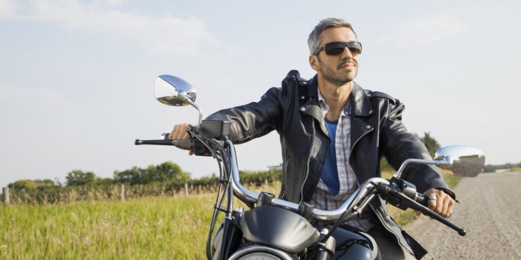 Hombre manejando una motocicleta en   el campo 