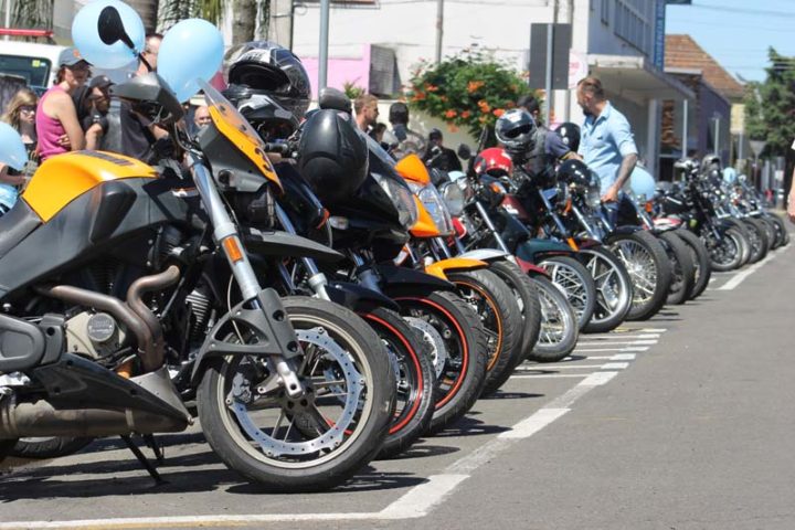 Varias motos estacionadas en una calle